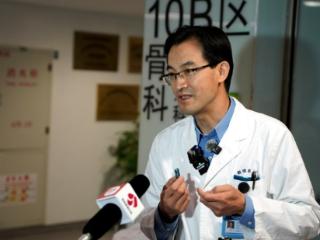 新型双头钉斩获科创大奖 南京鼓楼医院开创脊柱畸形矫治“中国方案”
