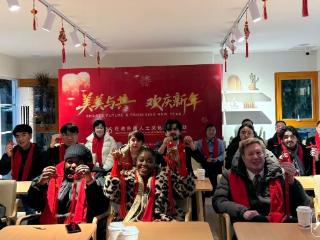 学做中国结感受中华文化魅力 外国友人在池州喜庆过新年