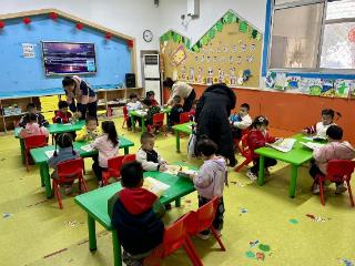 书香守护新芽 阅读启航未来——徐家楼街道新峪社区开展护苗绿书签暨青少年版权保护活动