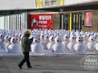 吉镜头｜萌翻春城！“雪人军团” 成网红打卡点