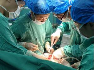 多学科协作破危局！青岛西海岸第二医院妇产科成功救治卵巢恶性肿瘤患者