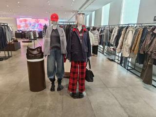 一波女性涌向男装区挑新年战袍，图啥？