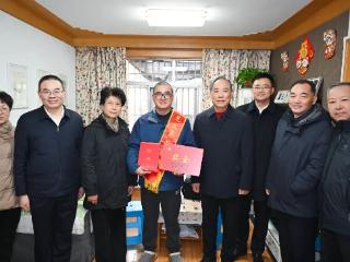 省见义勇为基金会理事长弘强一行来锡山送奖慰问