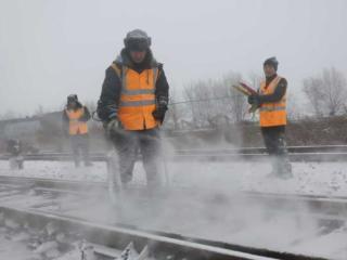 我的铁路风景｜梅河口车务段迎战2026首场强降雪 护航运输畅通