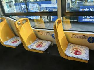 新年车厢添暖意 爱心坐垫暖民心