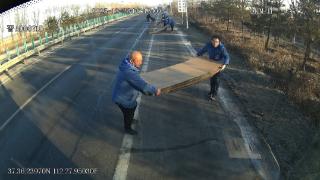 散落货物存隐患 停车相助暖人心