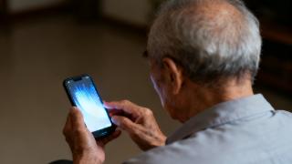 银发晚年被“困”在手机里:刷金币、踩直播坑……如何破局?