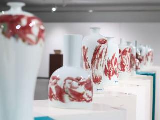 “瓷韵流芳·艺享崂山”迎新春陶瓷彩绘艺术展盛大启幕 解锁新春文化体验