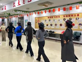 无棣县棣丰街道“优雅绽放 风采悦龄”中老年形体模特公益课堂在星湖社区开展