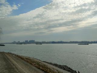 长江安庆段水位降至5.63米 通航宽度明显收窄