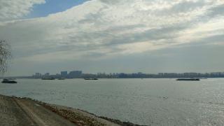 长江安庆段水位降至5.63米 通航宽度明显收窄