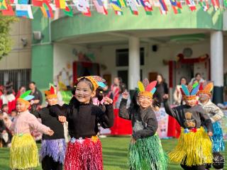 孩子主导 家长转型 幼儿园把“世界”搬进新年市集