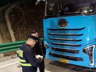 安徽高速执法“力度+温度” 守护您的回家路