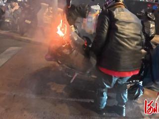 点赞河北 | 北京街头一电动车起火，这个路过的河北姑娘拎起灭火器就冲了上去