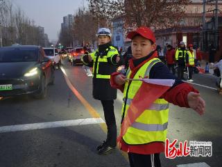无极县开放路小学：“小小交通员”协助维护交通秩序