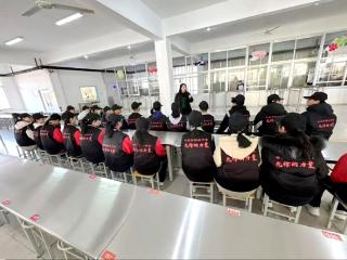 平度市西关中学执勤教师身穿“责任铠甲” 书写守护与陪伴的教育语言