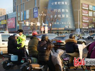 无盔不骑车 骑车必戴盔！电动自行车综合治理首个“统一行动日”唐山全警劝导