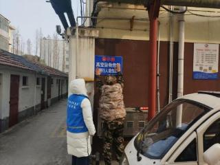 济宁市任城区阜桥街道枣店阁社区：居民反映外墙隐患 网格员快速响应筑安全防线