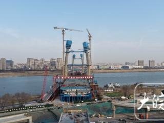 蚌埠延安路淮河大桥主塔突破百米 迈入超高空施工新阶段