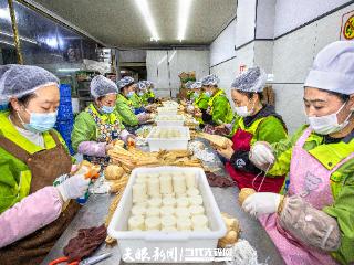 天眼影像 ｜ 黔西：赶制黄粑供应新年市场