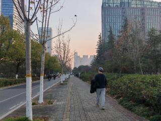 脱下厚外套 安徽三九寒冬暖如阳春三月