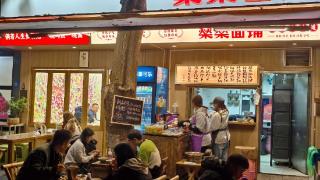 赵露思打卡过的面馆半年后更火了，店员：名声传出去了，一天卖出200碗以上_060503_7