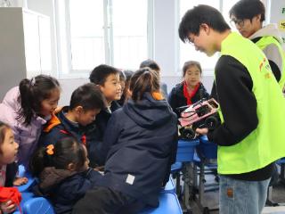 全国一等奖智能车进校园！江理工学生党支部赴博爱小学播撒科技种子