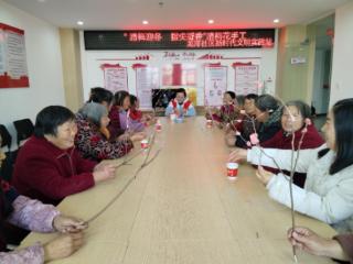 手工腊梅迎冬 邻里欢聚添暖