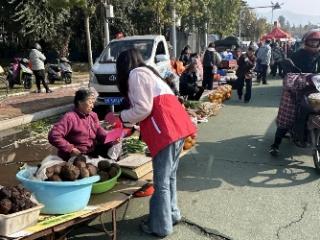 济南市莱芜区雪野街道：扫黑反邪赶大集 法治宣传护平安