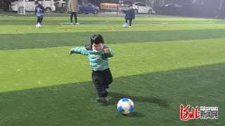 纵览原创 | 石家庄4岁半男孩张登淼左脚射门走红网络,父亲用爱护航孩子足球路