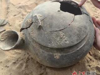 姐弟湖边游玩 捡到千年“宝物”