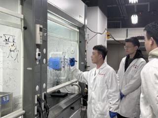 中国科大发明晶体“自刻蚀”新工艺 实现低维光伏材料精密制备