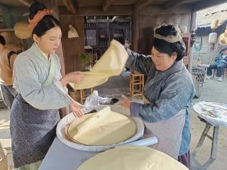 央视一套《大宋词人传·辛弃疾》开播 临沂蒙阴徐海霞携非遗煎饼亮相