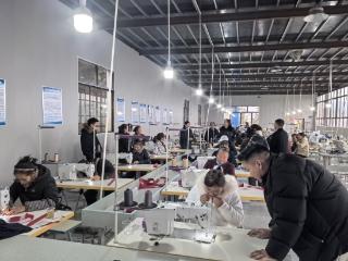 普定县穿洞街道：车间开在家门口 足不出村腰包鼓