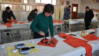 高青县中小学“剪窗花写春联迎春送福”美育实践活动走进高青县常家中心小学