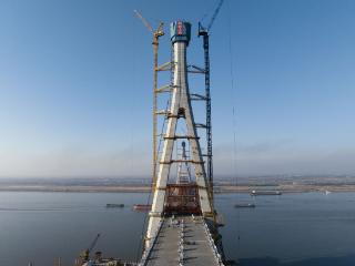 池州长江公铁大桥首个主塔封顶 相当于83层楼高度