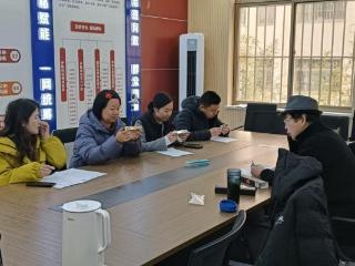 济宁市任城区阜桥街道解放路社区：悠扬琴声进社区 邻里同乐暖人心