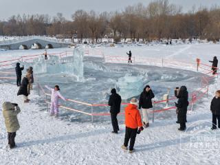 吉镜头｜冬日限定惊喜再升级！长春南湖公园“龙凤呈祥”冰雕亮相6号门旁