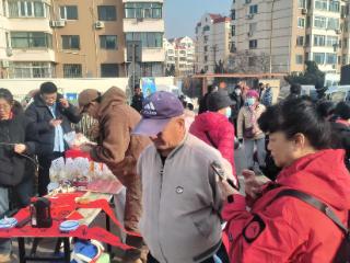 暖心公益市集走进青岛大连路社区 便民服务直通“家门口”