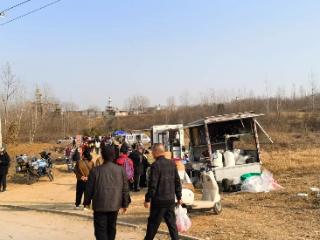 群众来看泉眼像赶集，当地派志愿者维护秩序