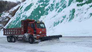 交通人的一天丨零下26摄氏度！“换铲人”爬冰卧雪
