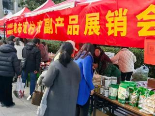 烟火气里见温情，武职大年货特卖会火热开集！