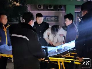 凌晨街头 芜湖民警救援昏厥孕妇