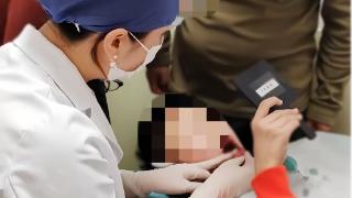 青岛市妇女儿童医院口腔中心为9岁男孩找回“走失”牙齿，复原“腰折”门牙