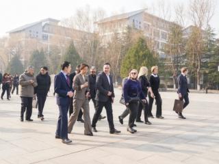 跨越山河 共育未来——俄罗斯顿河畔罗斯托夫市教育代表团到济南市莱芜第一中学参观交流