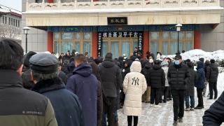 雪落八宝山 送别“棋圣”聂卫平 群众冒雪排百米长队致哀