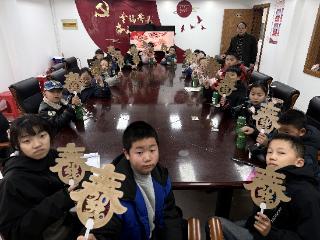 海门经济技术开发区民生社区关工委：光影映春启新程 巧手纳福迎马年