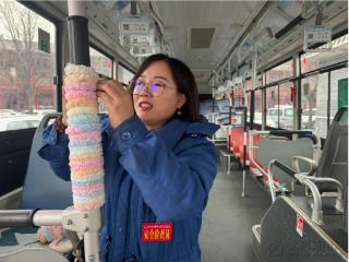 毛线裹扶手 暖意满车厢