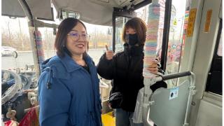 毛线裹扶手 暖意满车厢