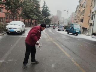 济南市莱芜区凤城街道任花园社区：凝心聚力清积雪 暖心守护保畅通